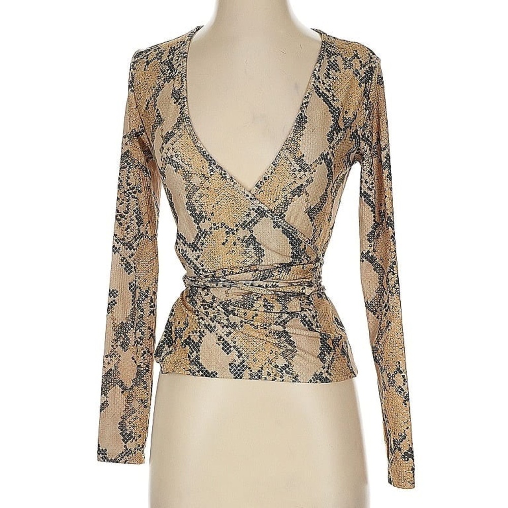 Like NEW condition
Snakeskin Print Wrap Long sleeve Top
Only worn once